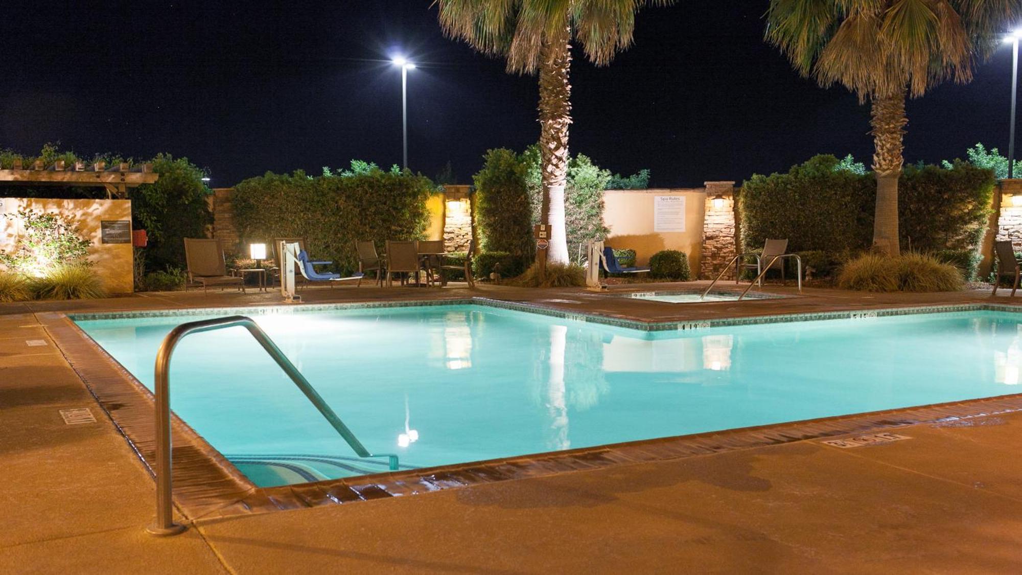 Holiday Inn Express Turlock By Ihg Экстерьер фото