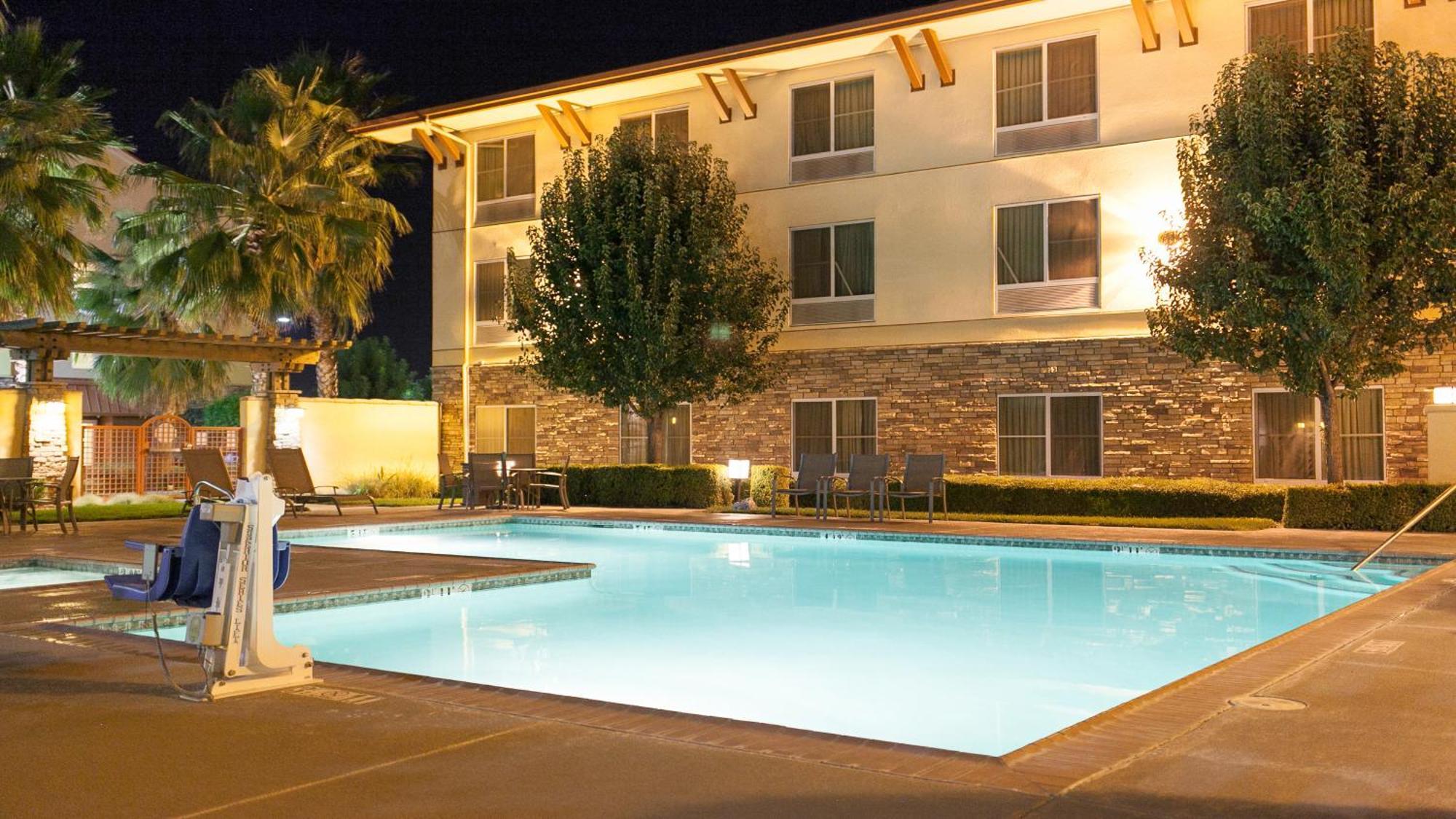 Holiday Inn Express Turlock By Ihg Экстерьер фото